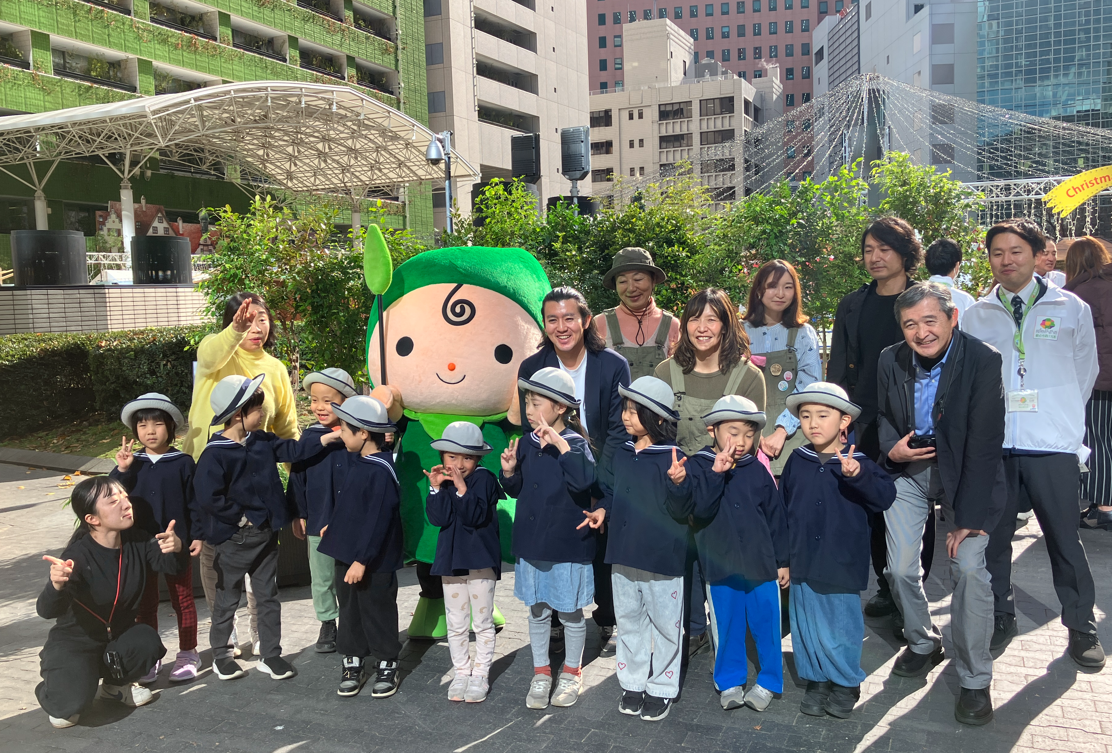 みんなの力で完成！福岡市役所前『共創の花壇』