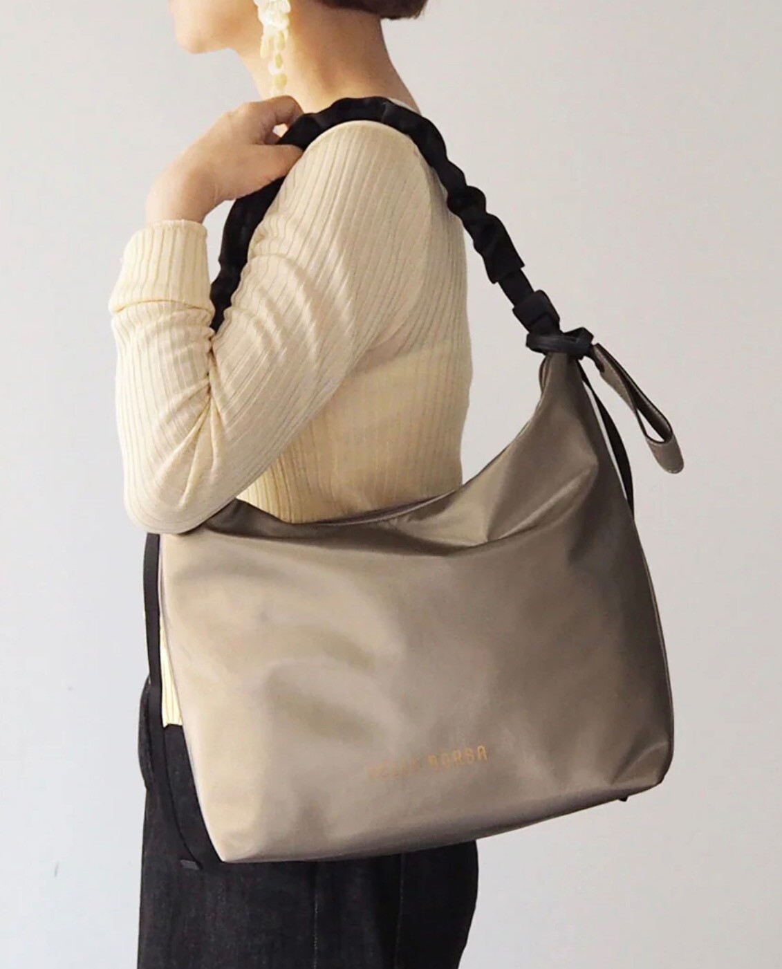 【PELLE BORSA】👜👛NEW！クシュクシュベルトがアクセントのシンプルショルダー