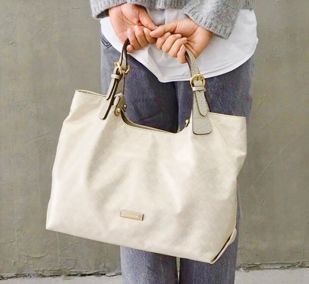 【PELLE BORSA】👜👛軽〜い素材のA4トートバッグ