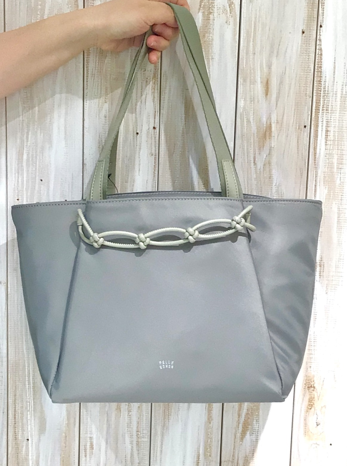 【PELLE BORSA】👜👛編み飾りがアクセント♪軽いミドルサイズトート