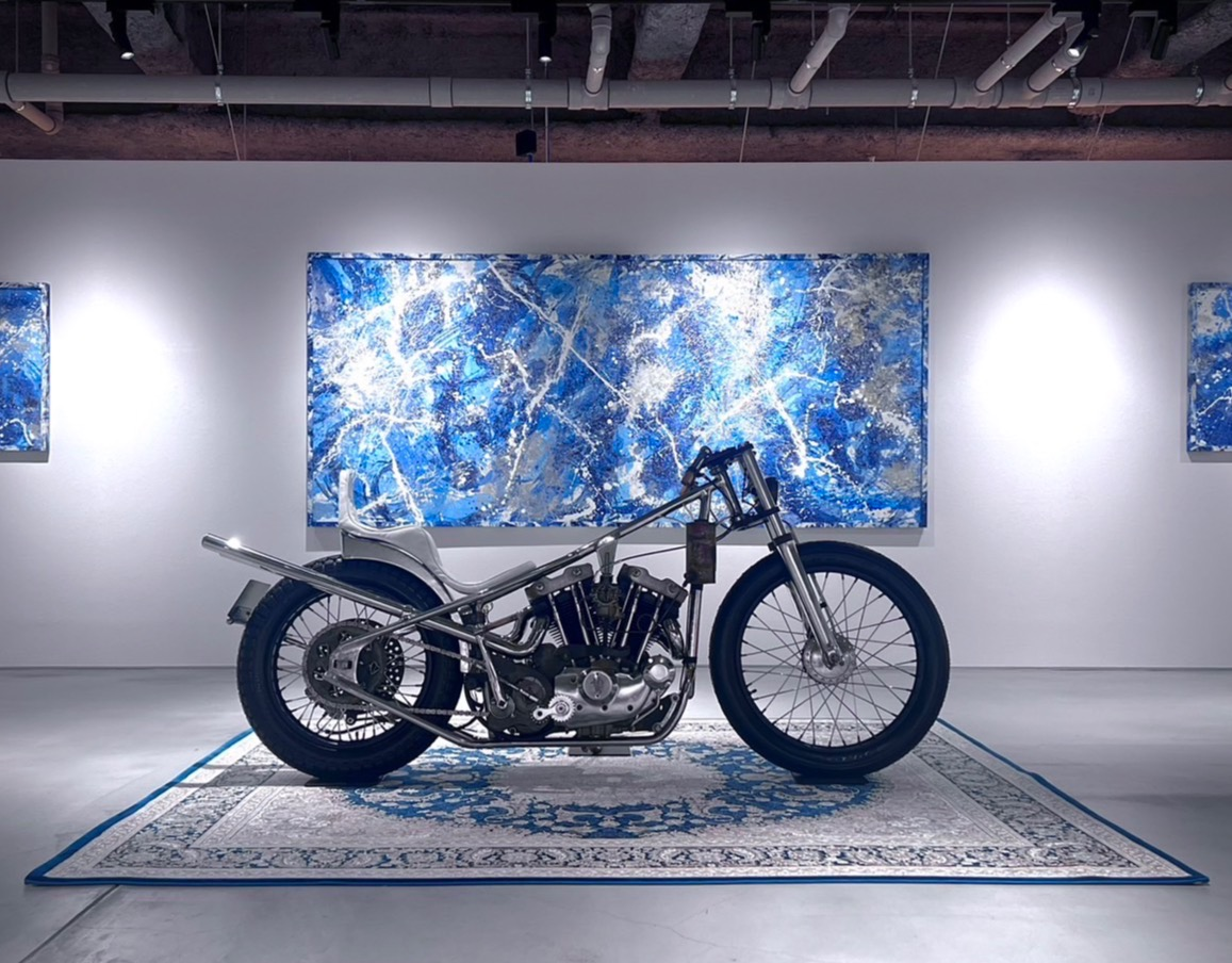 【書道家・山口芳水×鉄の塊＝ハーレーダビッドソン】新進気鋭のバイクアートが大丸福岡天神店に初出展します。