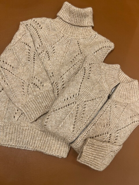 ベージュのデザインニット 🧶