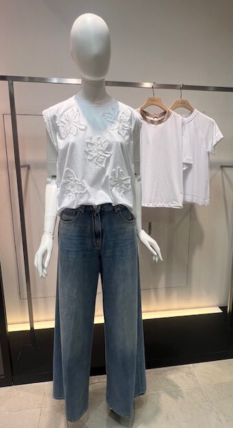 夏の必須アイテム~白のTシャツ🕶️🥼🩴