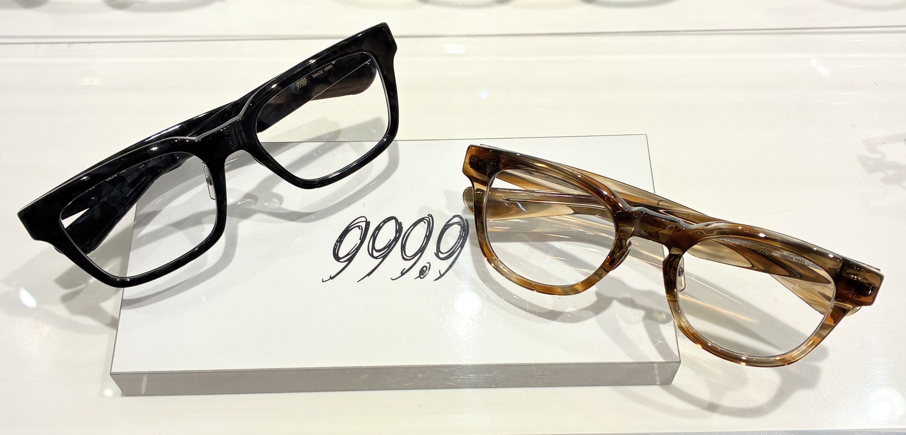 掛け外ししやすいスタイリッシュな日本製メガネ