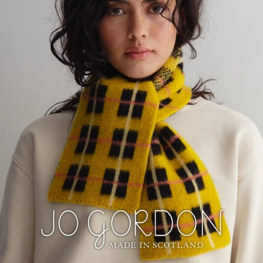 【アッシュ・ぺー・フランス】色彩豊かなニットマフラーbyJO GORDON