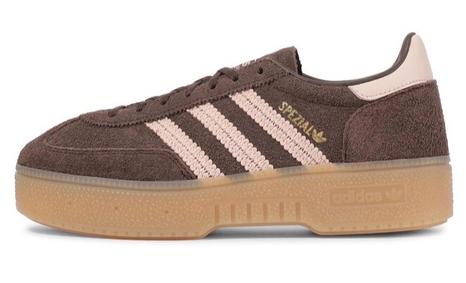 adidas HANDBALL SPEZIAL 厚底スニーカーの大本命！刺繍のラインが目を引く1足