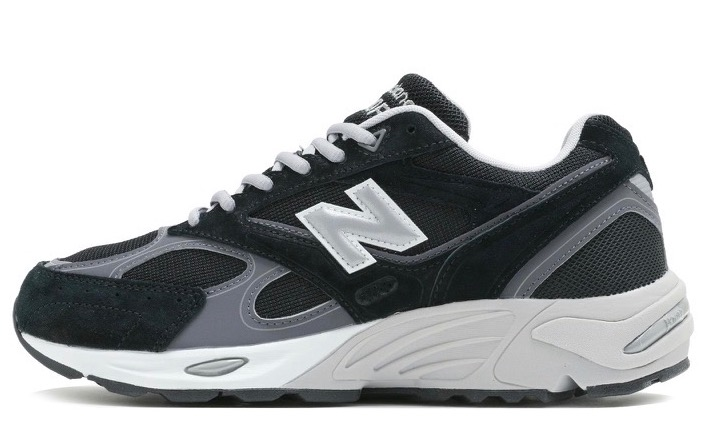 NEWBALANCE U880R 8EU厚底なのにすっきりしたシルエットが大人気✨
