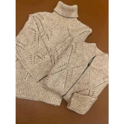 ベージュのデザインニット   🧶