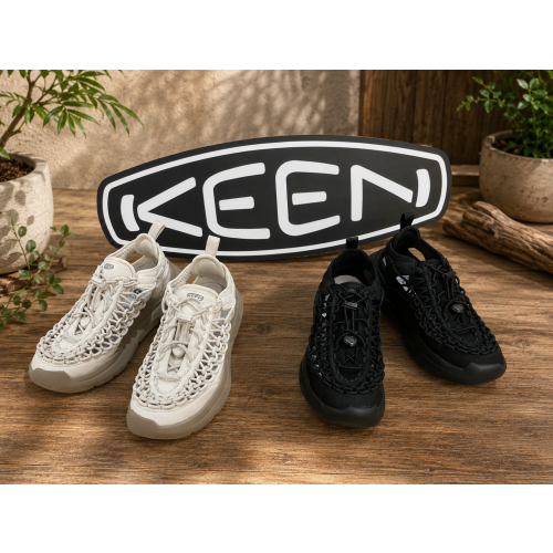 白コーデ×UNEEK WKは、頑張りすぎないおしゃれ感がちょうどいい。