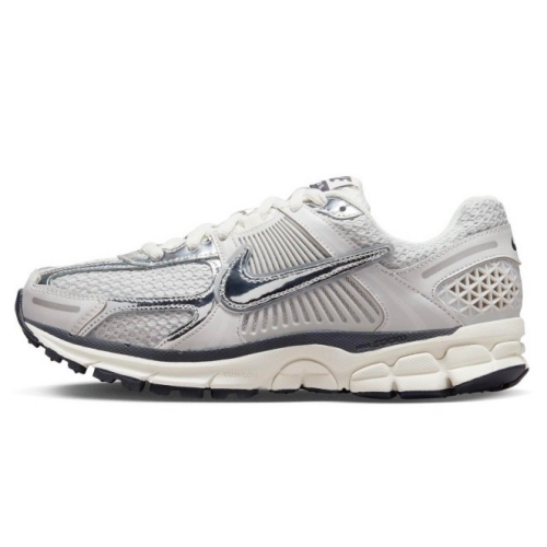 NIKE ZOOM VOMERO 5 新世代のネオクラッシックスニーカー