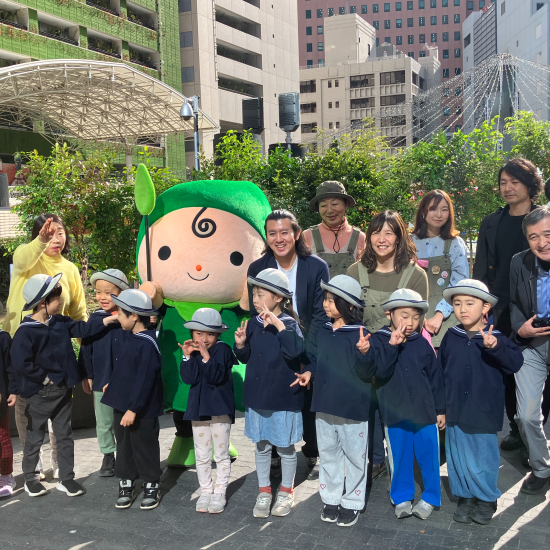 みんなの力で完成！福岡市役所前『共創の花壇』