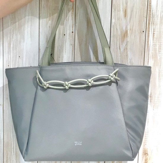 【PELLE BORSA】👜👛編み飾りがアクセント♪軽いミドルサイズトート