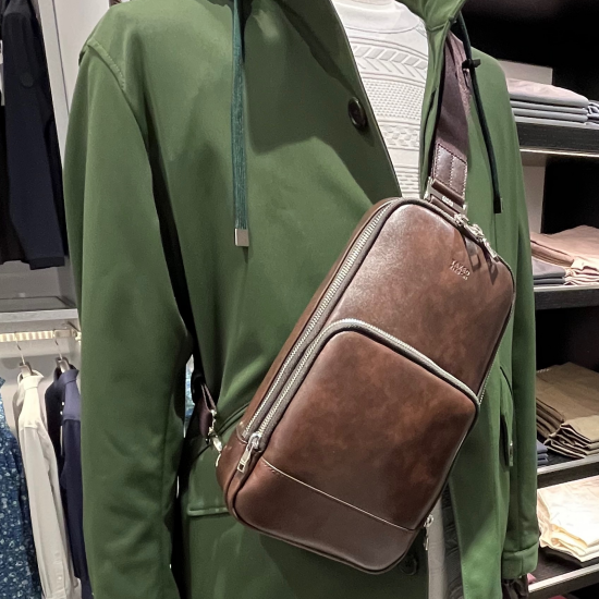 お出かけに便利なショートブルゾン