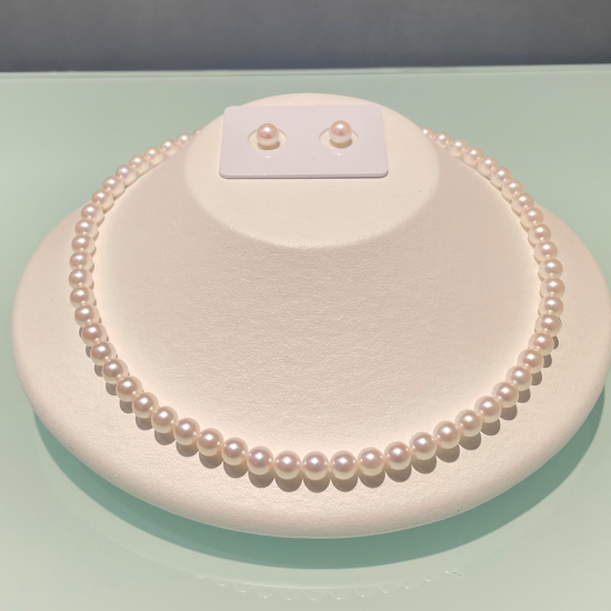 クリスマスシーズン、フォーマルネックレスのご案内🐚