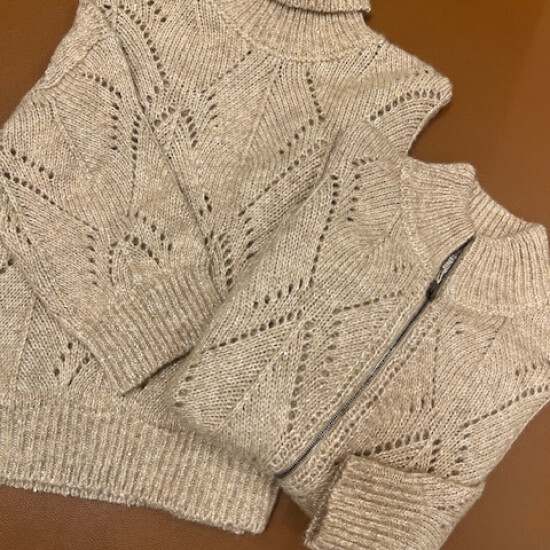 ベージュのデザインニット   🧶