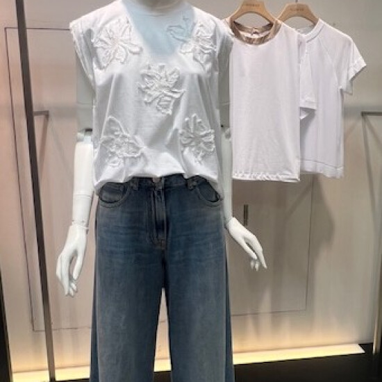 夏の必須アイテム～白のＴシャツ🕶️🥼🩴