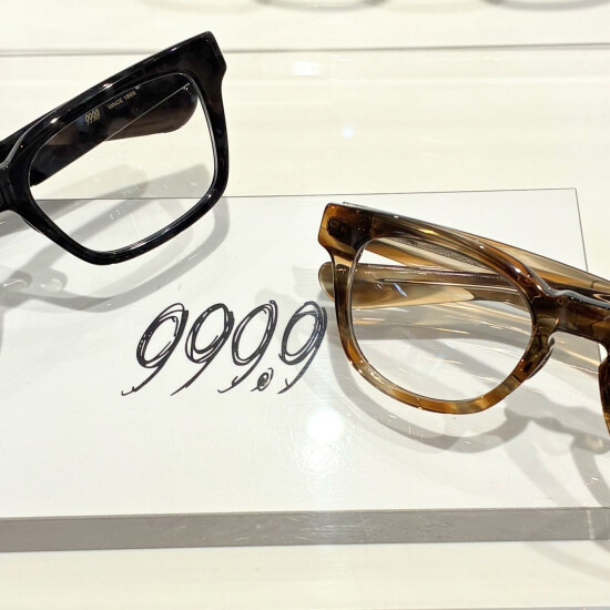 掛け外ししやすいスタイリッシュな日本製メガネ