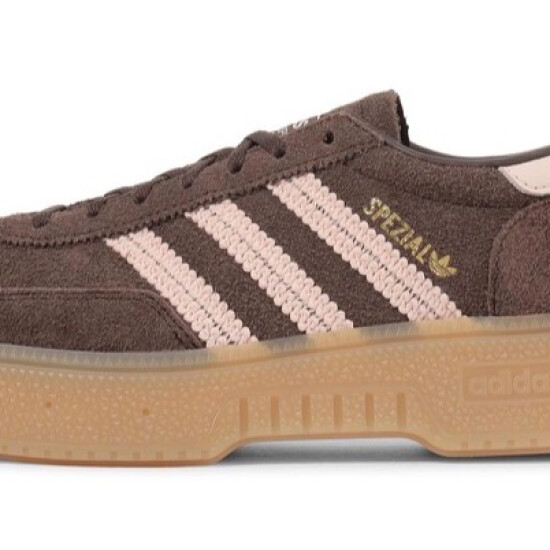 adidas HANDBALL SPEZIAL 厚底スニーカーの大本命！刺繍のラインが目を引く1足