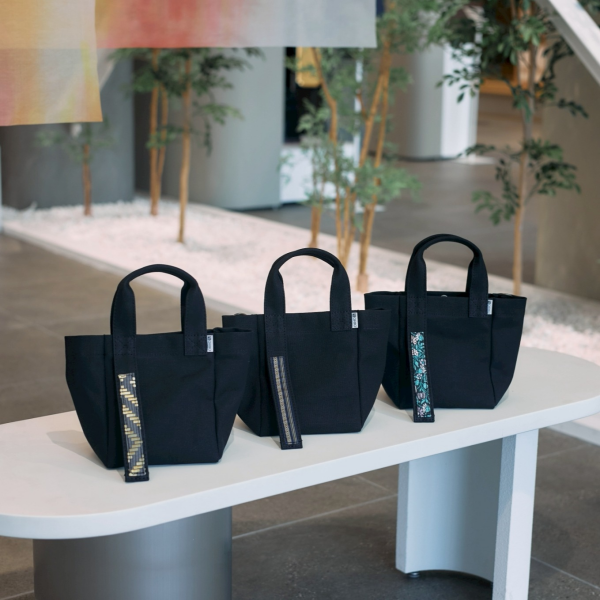 博多織の記憶を、日常へ　ー福岡帆布×博多織、メイド・イン博多の限定バッグ「NABIKI」発売ー